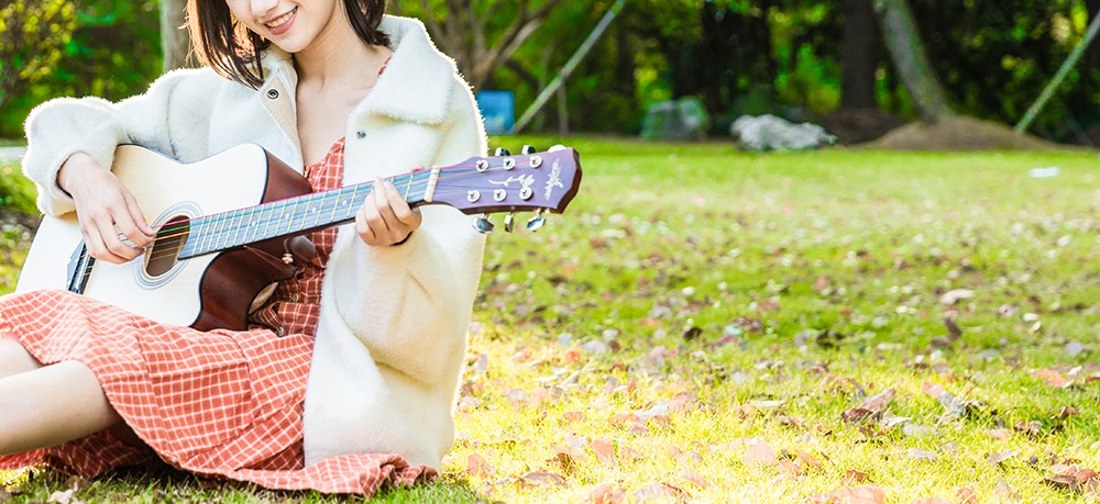 摄图网_501129941_文艺女性草坪弹吉他（非企业商用）.jpg